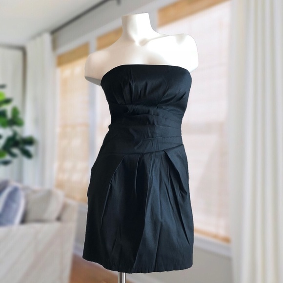 Forever 21 Dresses & Skirts - EUC Forever 21 Black Strapless Dress W/ Pockets M